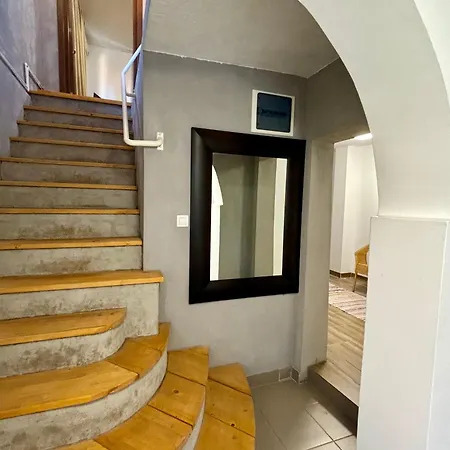 Vakantiehuis Charming Two- Bedroom House