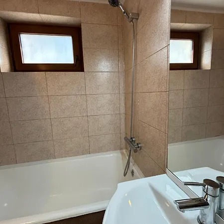 בית נופש Charming Two- Bedroom House