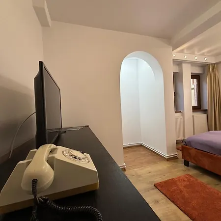 Charming Two- Bedroom House בית נופש *