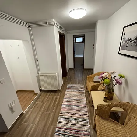 Vakantiehuis Charming Two- Bedroom House *