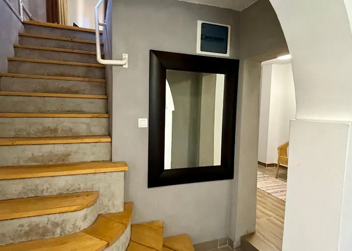 Дом отдыха Charming Two- Bedroom House