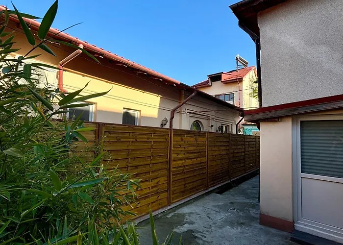Case de vacanță Charming Two- Bedroom House *