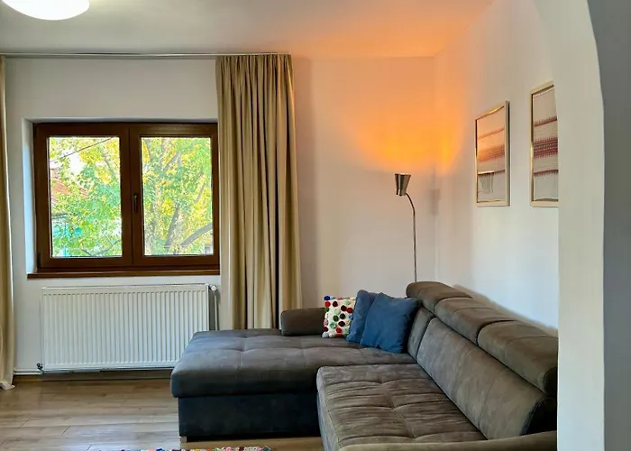 Charming Two- Bedroom House Будинок відпочинку Бухарест
