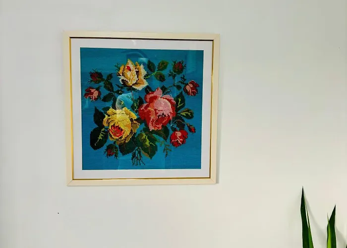 Charming Two- Bedroom House * Бухарест