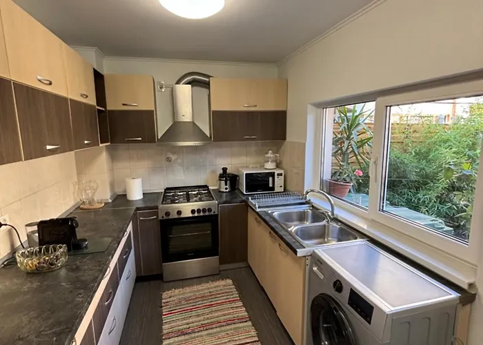 Charming Two- Bedroom House Дом отдыха