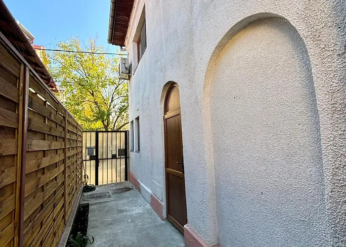 Charming Two- Bedroom House Case de vacanță *