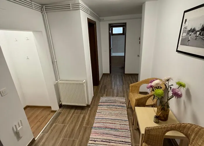 Дом отдыха Charming Two- Bedroom House *