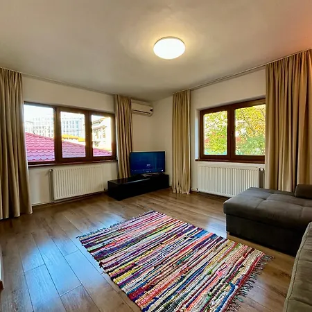 Charming Two- Bedroom House Bucharest
