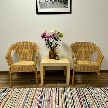 Charming Two- Bedroom House * Bucharest