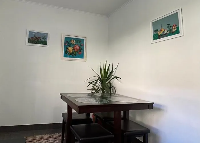 Charming Two- Bedroom House * Bucharest