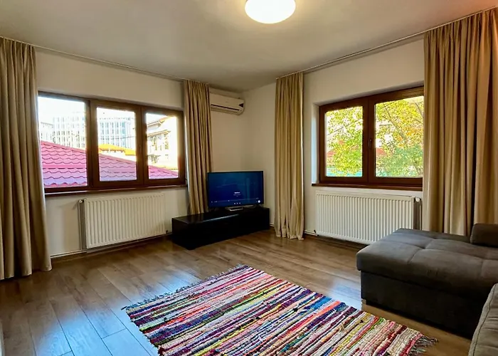 Charming Two- Bedroom House Bucharest